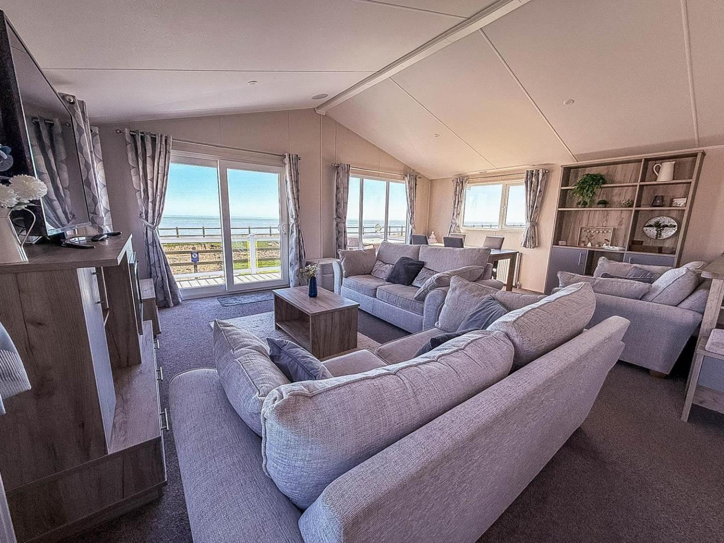 Stunning 6 Berth Lodge With Full Sea Views In Suffolk Ref 68007Cr Лоустофт Экстерьер фото