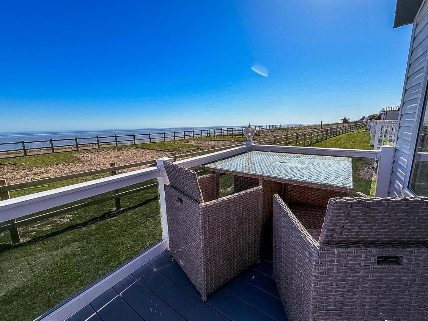 Stunning 6 Berth Lodge With Full Sea Views In Suffolk Ref 68007Cr Лоустофт Экстерьер фото