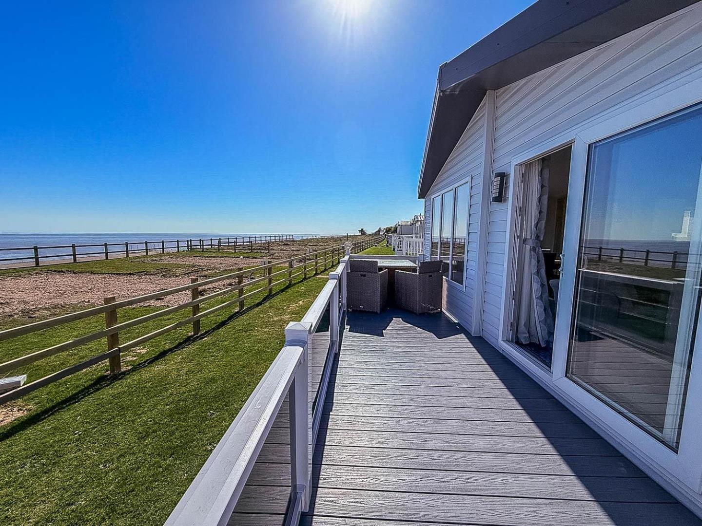 Stunning 6 Berth Lodge With Full Sea Views In Suffolk Ref 68007Cr Лоустофт Экстерьер фото